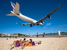 Maho Beach, ostrov St. Maarten (holandská ást ostrova Sint Maarten). Bílý...