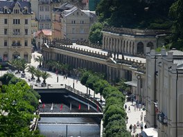 Mlýnská kolonáda v Karlových Varech - pohled od bazénu hotelu Thermal.