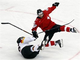 vcarsk hokejista Kevin Romy (vpravo) pad, na led je u nmeck Daniel...