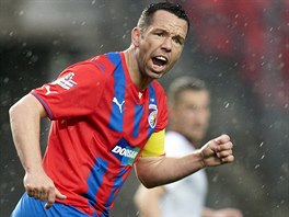 HECOVÁNÍ. Plzeňský kapitán Pavel Horváth burcuje své spoluhráče ve finále...