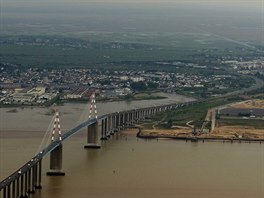 Most přes ústí řeky Loiry u St Nazaire, Bretaň, Francie