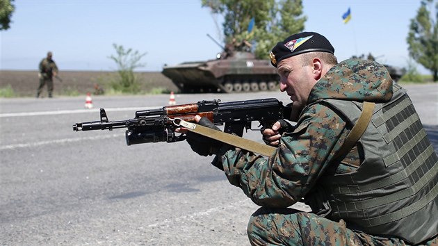 Kontrolní stanoviště ukrajinských bezpečnostních složek nedaleko Mariupolu (11. května 2014)
