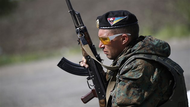 Kontroln stanovit ukrajinskch bezpenostnch sloek nedaleko Mariupolu (11. kvtna 2014)