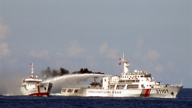 Bitva vodnmi dly mezi vietnamskmi a nskmi plavidly u Paracelskch ostrov (3. kvtna 2014)