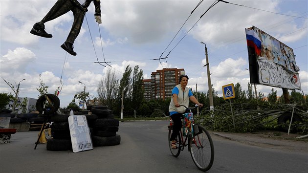 Oben figurna ukrajinskho vojka v povstaleckm Slavjansku (13. kvtna 2014)