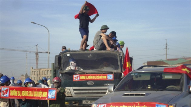 Vietnamci protestuj proti nskm teritorilnm ambicm v Jihonskm moi (15. kvtna 2014)