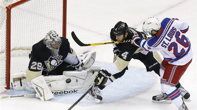 Martin St. Louis se sna prostelit Marca-Andre Fleuryho, ktermu pomh Rob Scuderi.