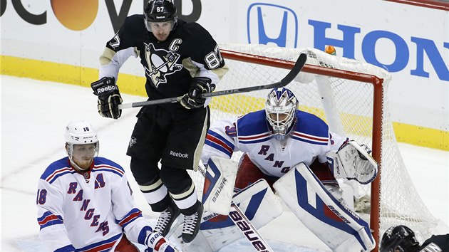 Zvar ped brankou NY Rangers. Ped brankem Henrikem Lundqvistem nadskakuje Sidney Crosby.