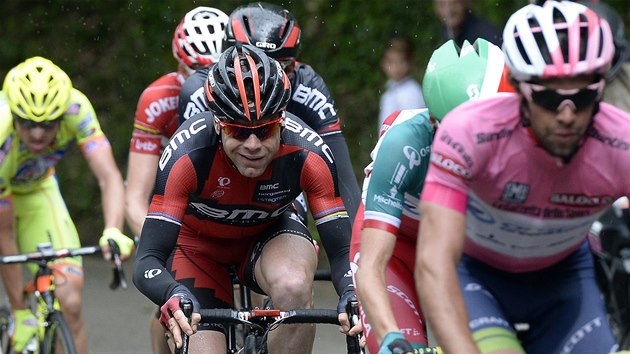 Hrdinov est etapy Gira Michael Matthews (vpravo) ze stje Orika a Cadel Evans z BMC.