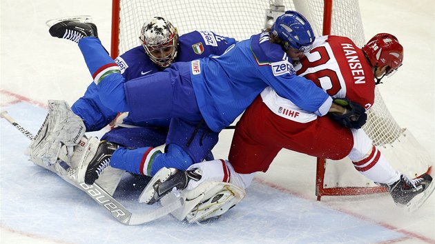 Italsk hokejista Daniel Sullivan povalil ped brankou Jannika Hansena z Dnska. 