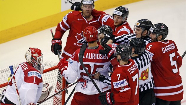 MELA. Potyka ped brankou v utkn Kanada vs. Dnsko na hokejovm MS.