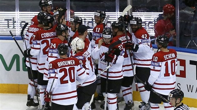 Hokejisté Kanady slaví výhru nad védskem v utkání MS.