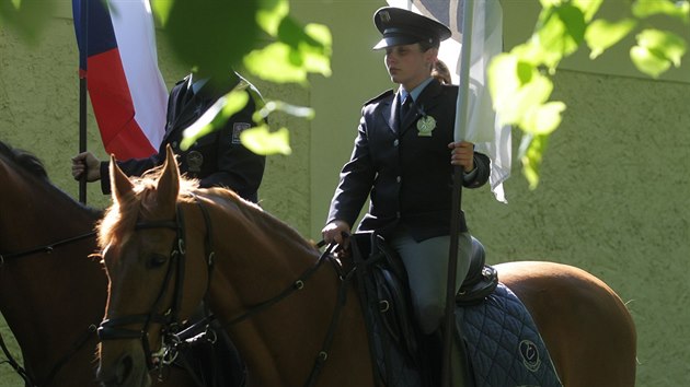 Rodina a kolegov se v Mlnku naposledy rozlouili s policistkou Petrou Z., j 2. kvtna u Kostelce nad Labem ve vysok rychlosti zranil zdrogovan idi. ena o den pozdji na nsledky zrann zemela.