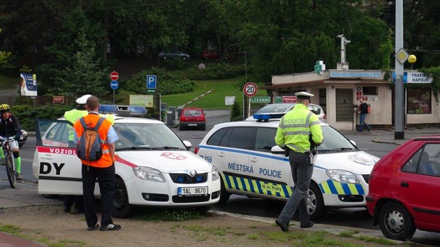K nehod auta mstsk policie a tramvaje dolo ped podolskou porodnic (19.5.2014)