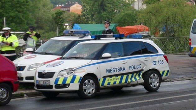 K nehod auta mstsk policie a tramvaje dolo ped podolskou porodnic (19.5.2014)