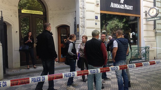Ti rusky hovoc mui pepadli klenotnictv v Pask ulici v Praze a odnesli hodinky za miliony (19.5.2014)