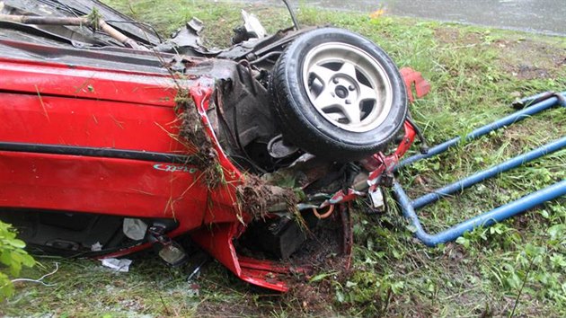 Nehoda Peugeotu 306 mezi Vacenovicemi a Vracovem. koda in 30 tisc korun.