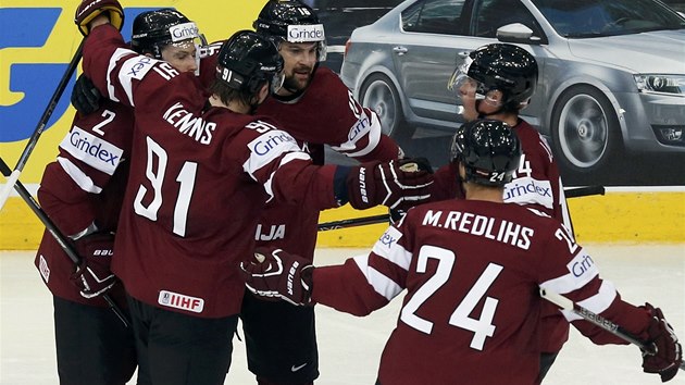 VYROVNÁNO. Hokejisté Lotyšska se radují z gólů do brány Finska. Střelcem byl Kaspars Daugavins.