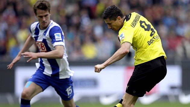 GL. Robert Lewandowski, stelec Dortmundu, skruje v utkn na hiti Herthy Berln.