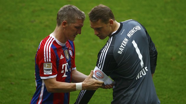 VYNUCEN STDN. Bastian Schweinsteiger utkn proti Stuttgartu nedohrl. S kapitnskou pskou dohrl zpas brank Manuel Neuer.