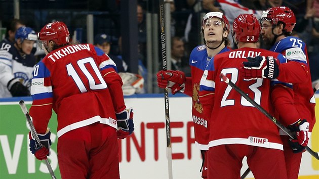VEDEN. Hokejist Ruska se raduj z glu, kter vstelili Rusku.
