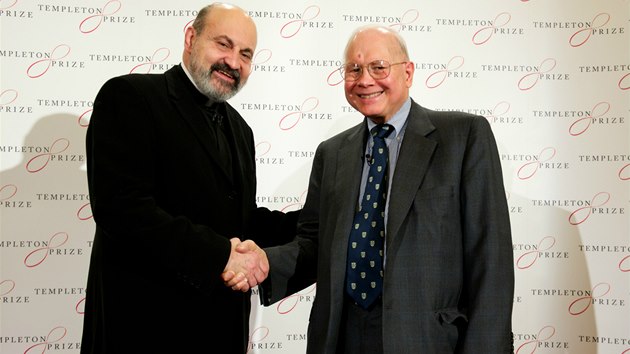 Český katolický duchovní Tomáš Halík (vlevo) v Londýně převzal Templetonovu cenu (14. května)