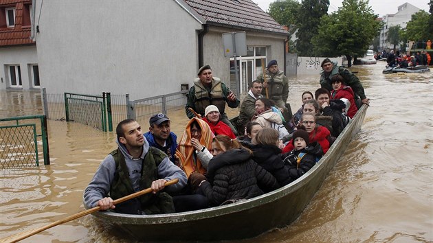 Lidé ze srbského města Obrenovac museli kvůli velké vodě opustit své domovy (18. května)