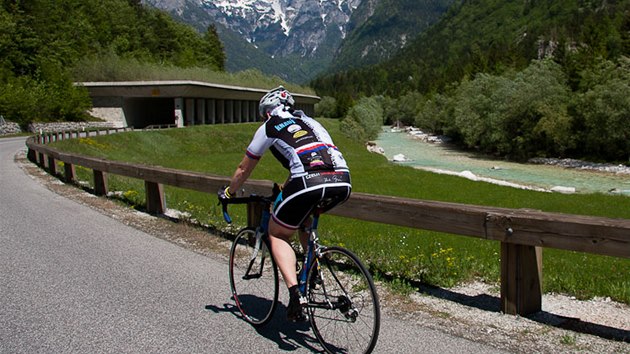 Cyklistick ultramaratonkyn Hana Ebertov na trati extrmnho zvodu kolem Slovinska.