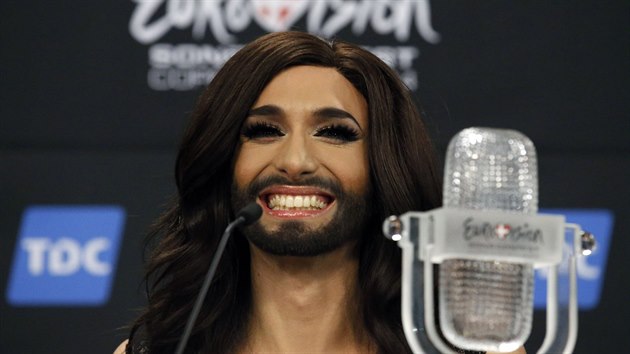 Rakuan Thomas Neuwirth vyhrál pveckou sout Eurovision Song. Vystupuje jako...