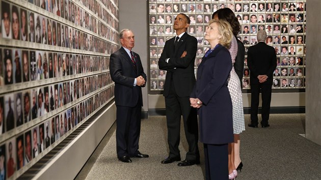 PREZIDENTI. Muzeum 11. z slavnostn otevel americk prezident Barack Obama. Doprovodila ho manelka Michelle, exprezident Bill Clinton s chot Hillary a bval starosta New Yorku Michael Bloomberg (15. kvtna 2014)