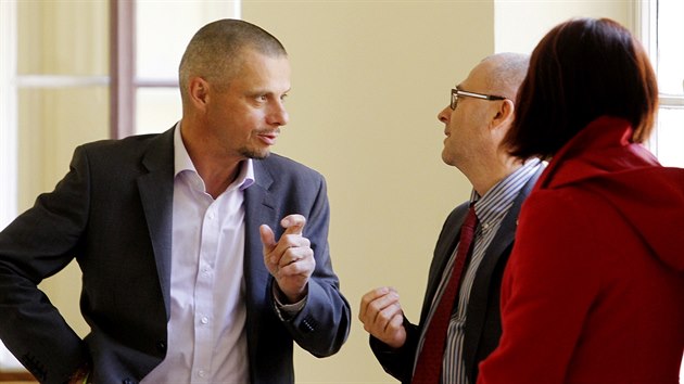 Bval poslanec za ODS Jan Vidm (vlevo) hovo s Martinem Bartkem ped jednnm Mstskho soudu v Praze. (13. kvtna 2014)