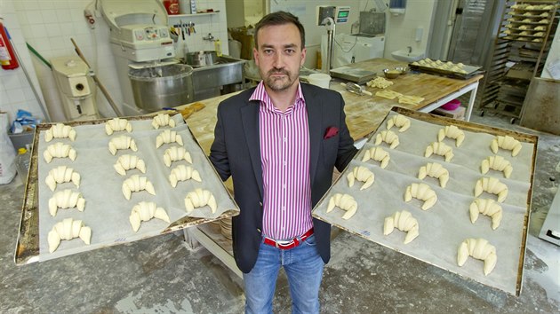 Jak poznáte pravý, nefal�ovaný croissant? "Kdy� ho roz�íznete, je vid�t pevná vnit�ní struktura, není potrhaný a vypadá podobn�, jako kdy� roz�íznete d�evo," �íká Jan Ivanco.