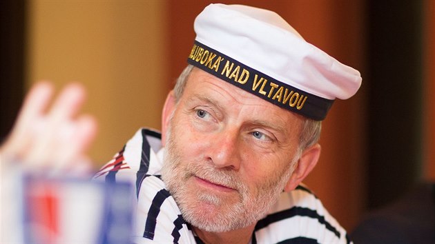 Starosta Hluboké nad Vltavou Tomáš Jirsa přišel do přístaviště v pruhovaném triku a s námořnickou čepicí.