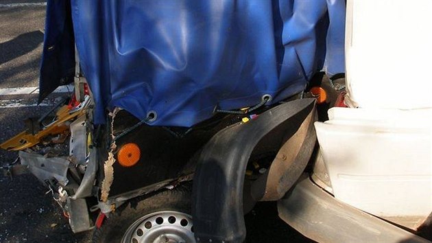 Přívěsný vozík natlačený do mikrobusu - Do mikrobusu s dětmi narazil u Hradce Králové nákladní vůz a natlačil ho na osobní auto. Jedno dítě si zlomilo nohu, další měli pohmožděniny.