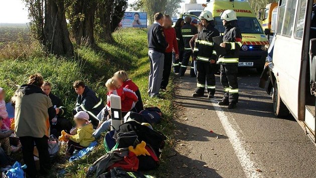 Nehoda nákladní auta a mikrobusu u Hradce Králové - Do mikrobusu s dětmi narazil u Hradce Králové nákladní vůz a natlačil ho na osobní auto. Jedno dítě si zlomilo nohu, další měli pohmožděniny.