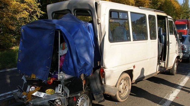 Mikrobus po nárazu nákladního auta - Do mikrobusu s dětmi narazil u Hradce Králové nákladní vůz a natlačil ho na osobní auto. Jedno dítě si zlomilo nohu, další měli pohmožděniny.