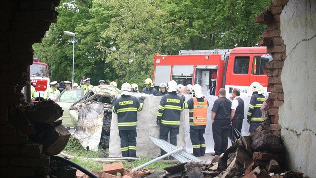 Auto narazilo v Raden do domu, cestou pokodilo plynovou ppojku a plyn zaal hoet. (16. kvtna 2014)