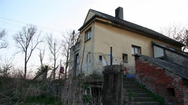 Tělo ženy našel náhodný svědek ve volně přístupném nádražním domku ve Velimi.