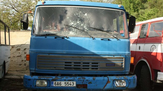 Jihomoravská policie řeší neobvyklou krádež - ze dvora firmy v Bílovicích nad Svitavou se ztratil nepojízdný autobus, valník a hasičské auto.