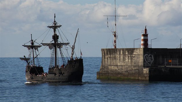 Moderní replika Santa Marie z roku 1998 na moi u ostrova Madeira