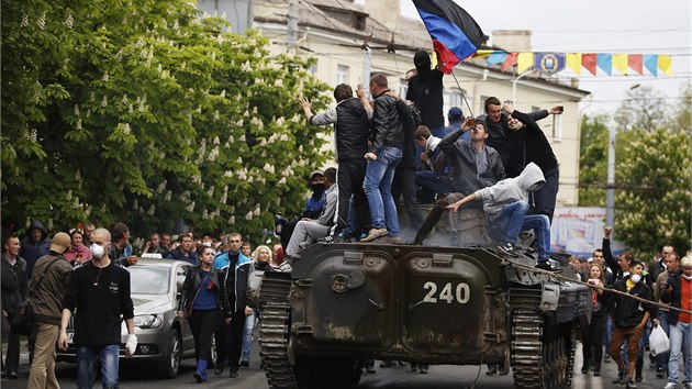 V ulicích města se objevila i vojenská obrněná vozidla. (10. května 2014)