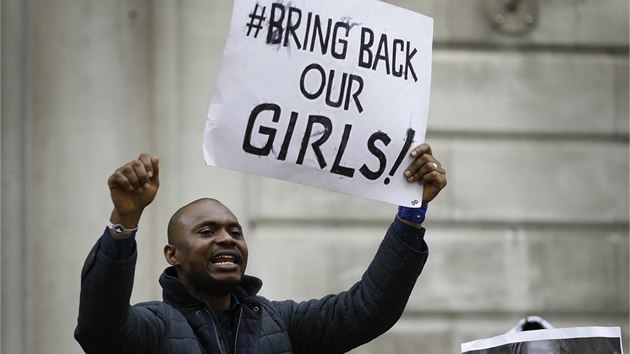 Nigerijci daj ady i mezinrodn organizace, aby proti noscm zakroily. Shromdn na podporu unesench dvek se konalo i v Londn. (9. kvtna 2014)