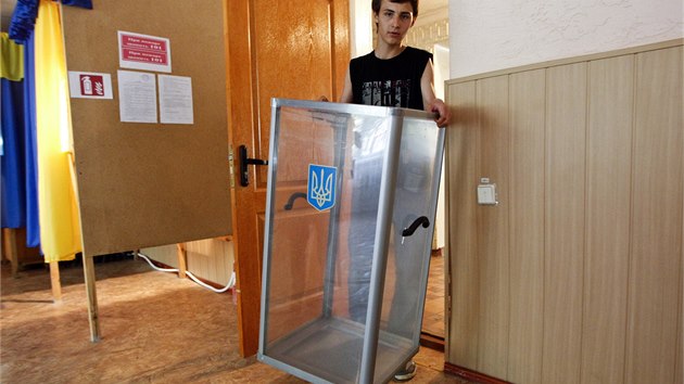 V Donck a Luhansk oblasti na vchod Ukrajiny finiuj ppravy referenda, kter organizuj prorut separatist. Volebn mstnosti se otevou v nedli rno. (10. kvtna 2014)