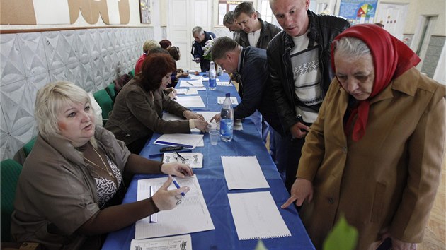 Obyvatelé Doněcké a Luhanské oblasti na východě Ukrajiny hlasují o budoucnosti svých "lidových republik" (11. května 2014)