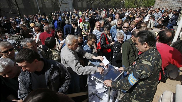 V pístavním mst Mariupol se hlasuje ponkud chaoticky v provizorních