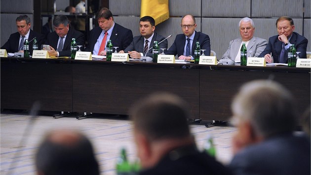 piky ukrajinsk politiky se sely v Charkov, prorusk separatisty vak nikdo nepozval. Premir Arsenij Jaceuk (tet zprava) toti odmt diskutovat se zstupci "teroristickch organizac". (17. kvtna 2014)