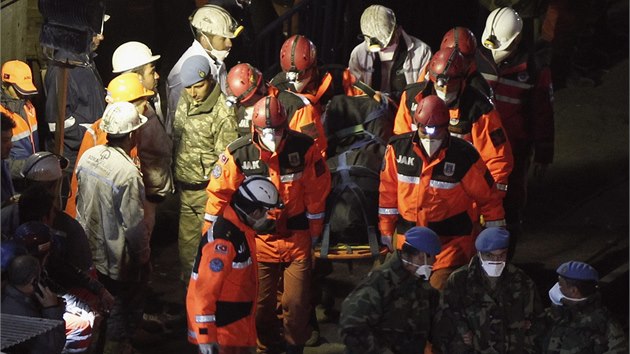 Záchranné práce v turecké Somě se zastavily. Podle úřadů už v uhelném dole nezůstali žádní horníci. (17. května 2014)
