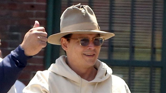 Po naten vdy Depp nasad typick klobouk a brle.
