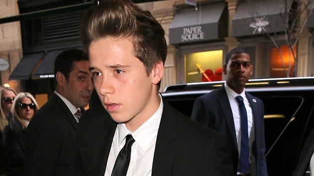 Brooklyn Beckham v patncti letech nastoupil na svou prvn brigdu.