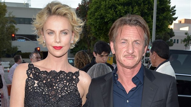 Charlize Theronov a Sean Penn (kvten 2014)